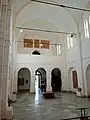 Intérieur côté entrée et tribune.