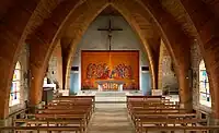 L'intérieur de l'église ornée d'une fresque murale réalisée par Yanig Guillevic.