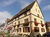 Ancienne auberge « Au Cheval Blanc » (XVIe – XVIIe siècle), 7 place du Château Saint-Léon.