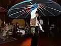 À la fin de la prestation le danseur circule au milieu du public, faisant tournoyer la robe à bout de bras au-dessus des têtes des spectateurs (ici lors d'une croisière sur le Nil)