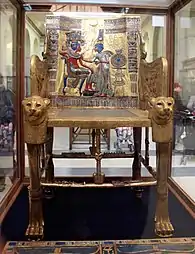 Le trône de Toutânkhamon ; 1336-1327 av. J.-C. ; bois recouvert de feuilles d'or, d'argent, de pierre semi-précieuse et d'autres pierres, de faïence, de verre et de bronze ; hauteur : 1&nbsp;m ; Musée égyptien du Caire.