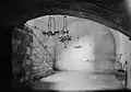 Espace voûté à l'intérieur de la chambre souterraine de la Porte Barclay, vue vers l'est, vers 1940.