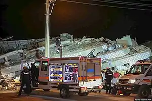 Personnel du AFAD&nbsp;(en) avec les équipes de recherche et secours (SAR) azerbaidjanais à Elâzig.