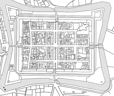 Plan d'Elburg aux Pays-Bas, basé sur le plan cadastral de 1830. Elburg a été fondée en 1392 par Arent toe Boecop, intendant du duc de Gelre. Arent semble avoir agi en tant qu'entrepreneur privé. Il avait acheté un terrain à côté de la ville existante, et il obtint de son seigneur la permission d'agrandir et de reconstruire la ville et de réinstaller la population des environs, en vendant les terrains aux colons. La disposition très symétrique est centrée sur une rivière canalisée et une rue transversale. La symétrie est cependant perturbée par l'église dans le coin est et par la rue préexistante (la seule courbe dans toute la ville) du côté nord-ouest. Les bastions du coin et le large fossé extérieur ont été ajoutés à la fin du XVIe siècle.