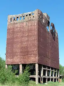 Ruines de l'ancienne usine allemande de production d'essence synthétique.