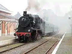 Festival Vapeur 2014 : La locomotive à vapeur (130T) ELNA no&nbsp;158 traverse la gare d'Olloy-sur-Viroin (tout juste rénovée).