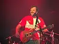 Emir Kusturica jouant avec son groupe.