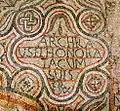Mosaïque du baptistère du Ve&nbsp;siècle, avec noms de donateurs.