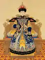 Portrait de la concubine impériale Xiao Sheng Xian&nbsp;(en), dynastie Qing, mère de Qianlong 1751, artiste de cour anonyme. Rouleau mural, encre et couleur sur soie. 230.5×141,3&nbsp;cm. Musée du Palais, Pékin.