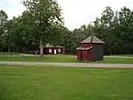Le poids public au premier plan et l'auberge (Krogen) à l'arrière-plan.