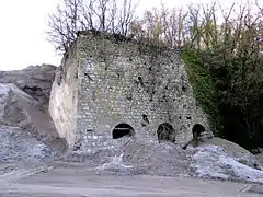 Ancien four à chaux au pied de l’éperon rocheux d’Engihoul (côté est).