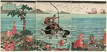 Photo couleur d'une estampe en trois volets. Au centre, un homme, en armure de samouraï et à cheval dans une mer bleue verte, vise d'une flèche une cible en forme d'éventail ouvert placée au bout d'un mât d'un navire au loin. Au premier plan, sur le rivage, une armée de soldats et tout leur attirail militaire.