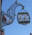 Enseigne de charcutier au no&nbsp;22 rue des Têtes.