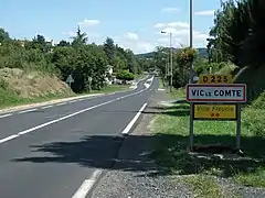 Entrée par la route départementale 225 en venant de Clermont-Ferrand