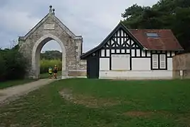 Au sud du parc, après avoir traversé la forêt et être sorti du parc, une porte, autrefois « envahie » volontairement de lierre, représentait la limite du parc ou arrivaient les calèches et chevaux. Une ancienne maison de gardien se trouve à côté.