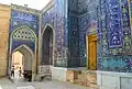 Entrée du complexe de Tumân Âqâ (avec la porte entrouverte).