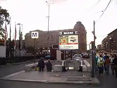Une bouche du métro, la gare ferroviaire est à gauche.