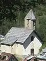 Église paroissiale des XIIIe et XVIIe&nbsp;siècles à clocher asymétrique et toit en bardeaux de mélèze.