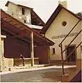 Chapelle du XVIIe&nbsp;siècle et place du lavoir avec sa fontaine.