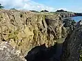 Stang Nabec : restes de murs construits à l'aplomb de la falaise par les goémoniers 1