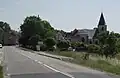 Entrée de Chalaines et l'église de la Nativité-de-la-Bienheureuse-Vierge-Marie.