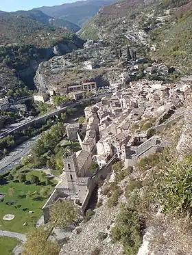 Vue générale de la ville ; au fond, les gorges de la Chalvagne.