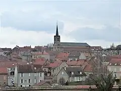 L'église, sous le vocable de saint Pierre.