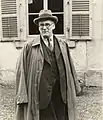 Ernest de Ganay (1880–1963) devant sa maison natale, l'ancienne abbaye de Bellevaux, commune de Cirey-lès-Bellevaux.