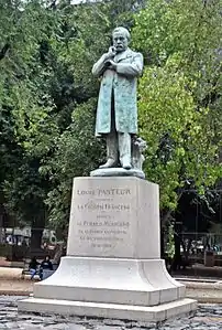 Monument à Louis Pasteur (1910), réplique à Mexico.