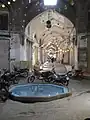 Une allée du bazar pendant l'heure du déjeuner.
