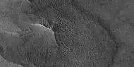 Détail de la partie est (droite) de l'image précédent. image HiRISE. La configuration du terrain, notamment les polygones, fait croire à la présence de glace sous la couche protectrice.