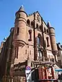 La façade construite au XIXe siècle par l'architecte Grinda à la place du chœur de l'église, avec des pièces du musée du Scaphandre devant.