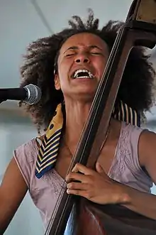 une femme joue de la contrebasse