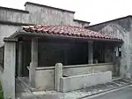 Un lavoir et une fontaine abreuvoir près de l'église