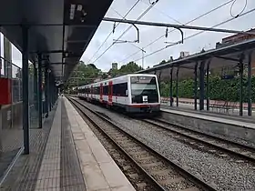 Un train série 213 à la station Sant Boi.