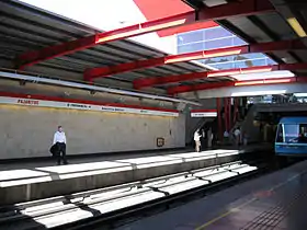 Une rame quittant la station.