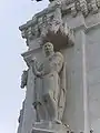 Statue de Garci Pérez de Vargas, chevalier du XIIIe&nbsp;siècle, dans le piédestal de la statue du roi Ferdinand III.