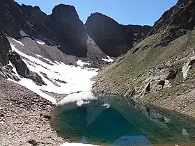 Vue de l'étang de Canalbonne (2&nbsp;741&nbsp;m) et des pics de Canalbonne en arrière-plan.
