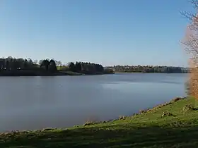 Le plan d'eau de la Valière : vue d'ensemble.