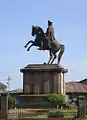 La statue équestre et le socle de côté.