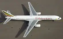 Vue à vol d'oiseau d'un avion de ligne à réacteurs reposant sur une piste d'atterrissage.