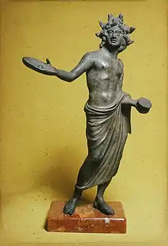 Prêtre étrusque (tête découverte) tenant une patère et une boite d'encens(IIe&nbsp;siècle&nbsp;av. J.-C.)