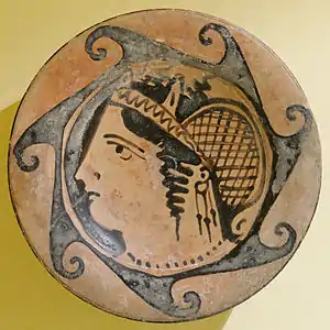 Tête de femme à gauche, médaillon d'une patère étrusque, 2e&nbsp;moitié du IVe&nbsp;siècle&nbsp;av. J.-C.