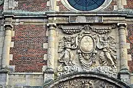 Fronton du portail de la chapelle