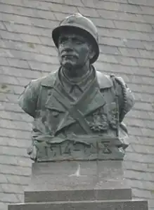 Buste de poilu par Eugène Bénet, datant de 1920, sur le monument aux morts