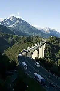 Le pont de l'Europe avec le pic du Serles (2&nbsp;717&nbsp;m) au second plan.