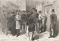 Dessin monochrome d'un groupe de policiers attendant qu'un serrurier crochète une serrure. Dans le couloir, un homme en costume donne le bras à un jésuite en tenue ecclésiastique.