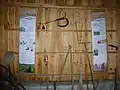Panneaux et outils dans la cabane