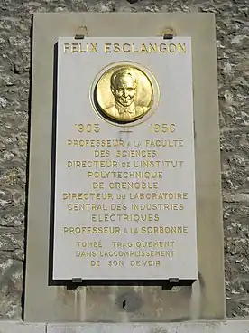 Le professeur de physique et chimie Félix Esclangon mourut électrocuté en 1956 devant ses étudiants pendant un cours sur les rayons X, dans l'amphithéâtre de physique de la faculté des sciences de Paris, au no 12 de la rue Cuvier