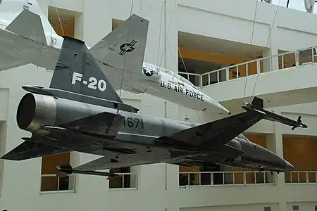 Le même avion, vu sous un autre angle. À noter le T-38 Talon placé au-dessus.